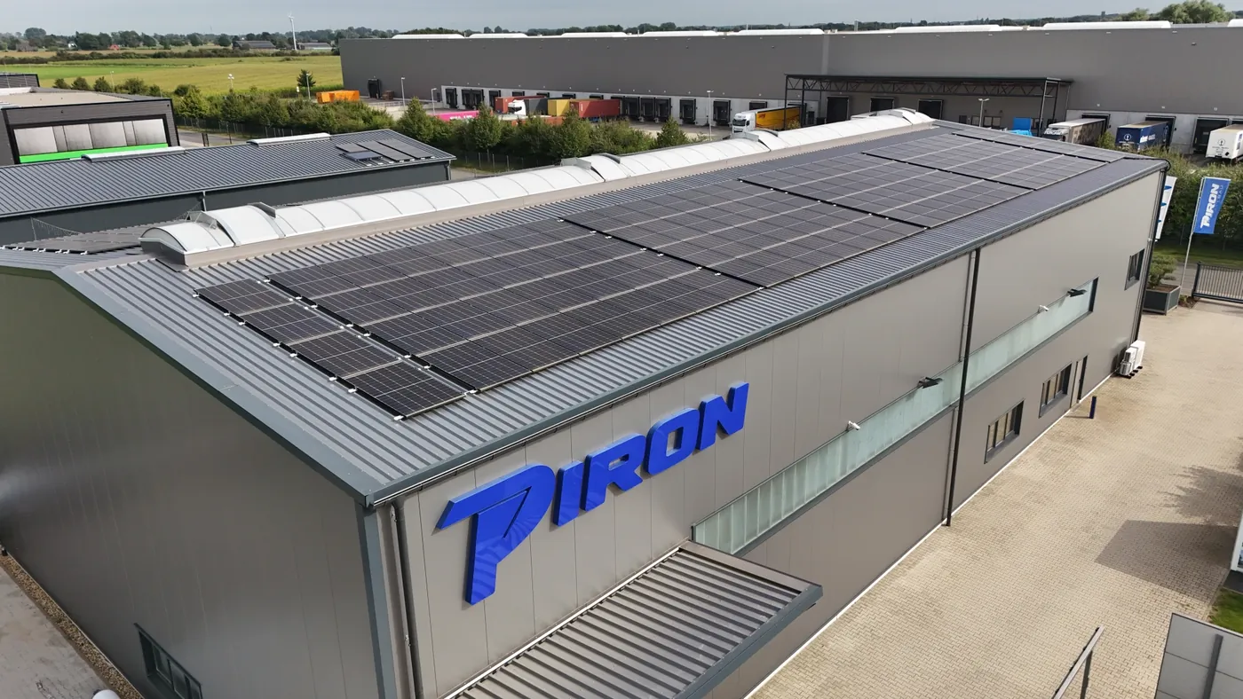 Luchtfoto van de PIRON-hal in Kleve met zonnepanelen op het dak