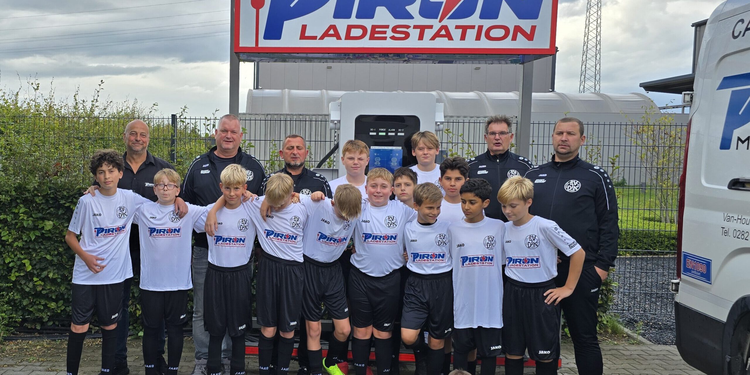 25-09-11 BVDJK Kellen PIRON Metallbau neue Trikots Zeitung